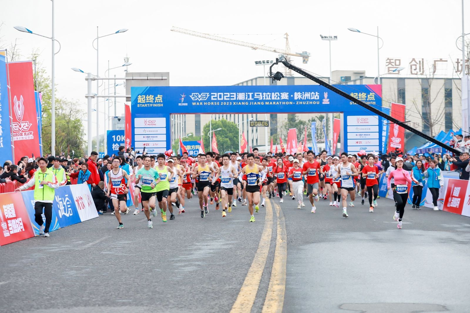 敢為人先·與湘江奔跑 ｜戰(zhàn)馬2023湘江馬拉松株洲站鳴槍起跑！